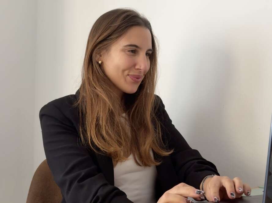 Especialista en igualdad retributiva trabajando en el análisis del registro salarial